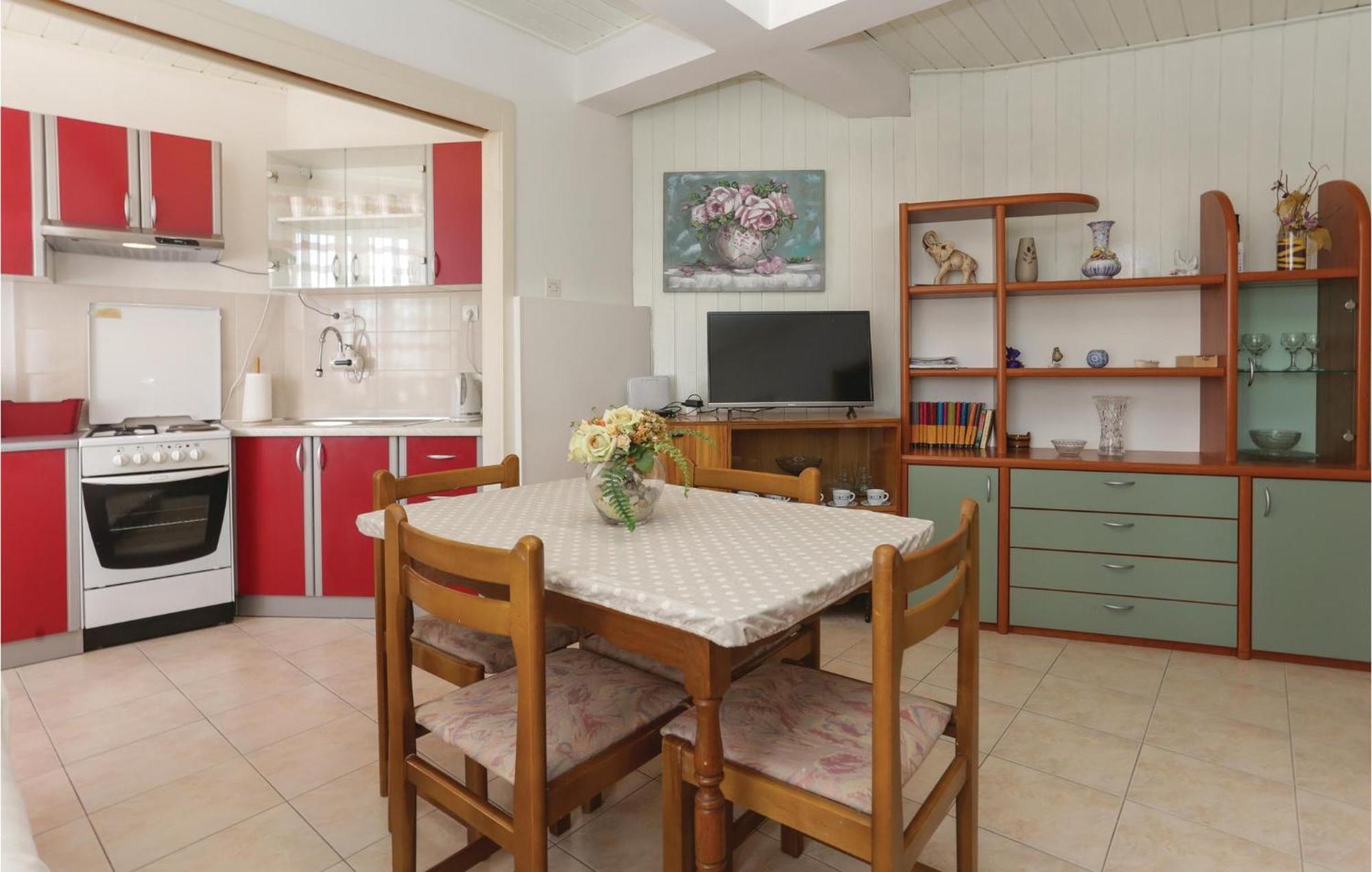 2 Bedroom Stunning Apartment In Kastel Kambelovac Kaštela Exteriör bild