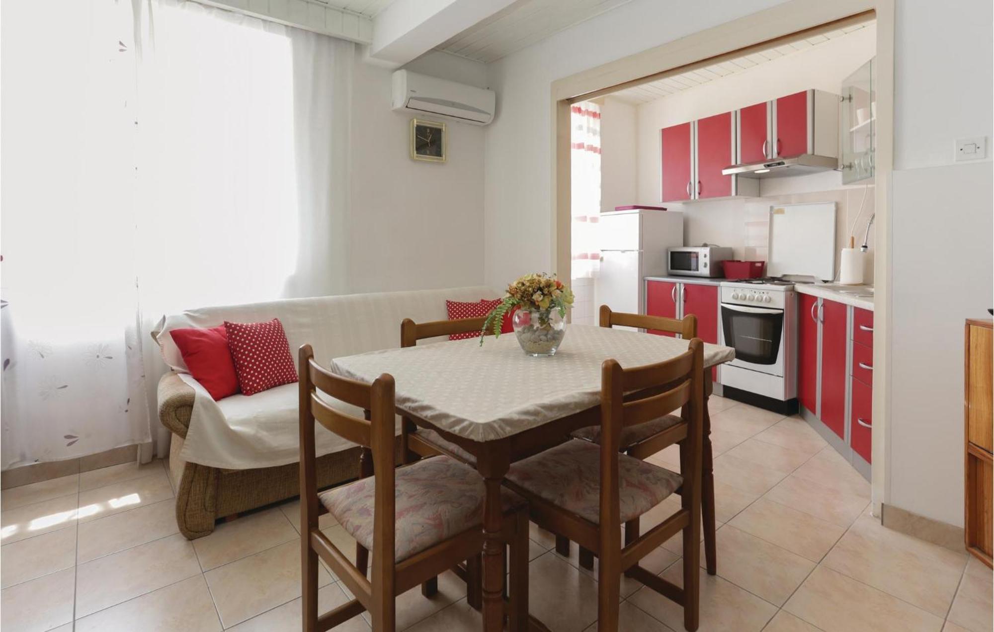 2 Bedroom Stunning Apartment In Kastel Kambelovac Kaštela Exteriör bild