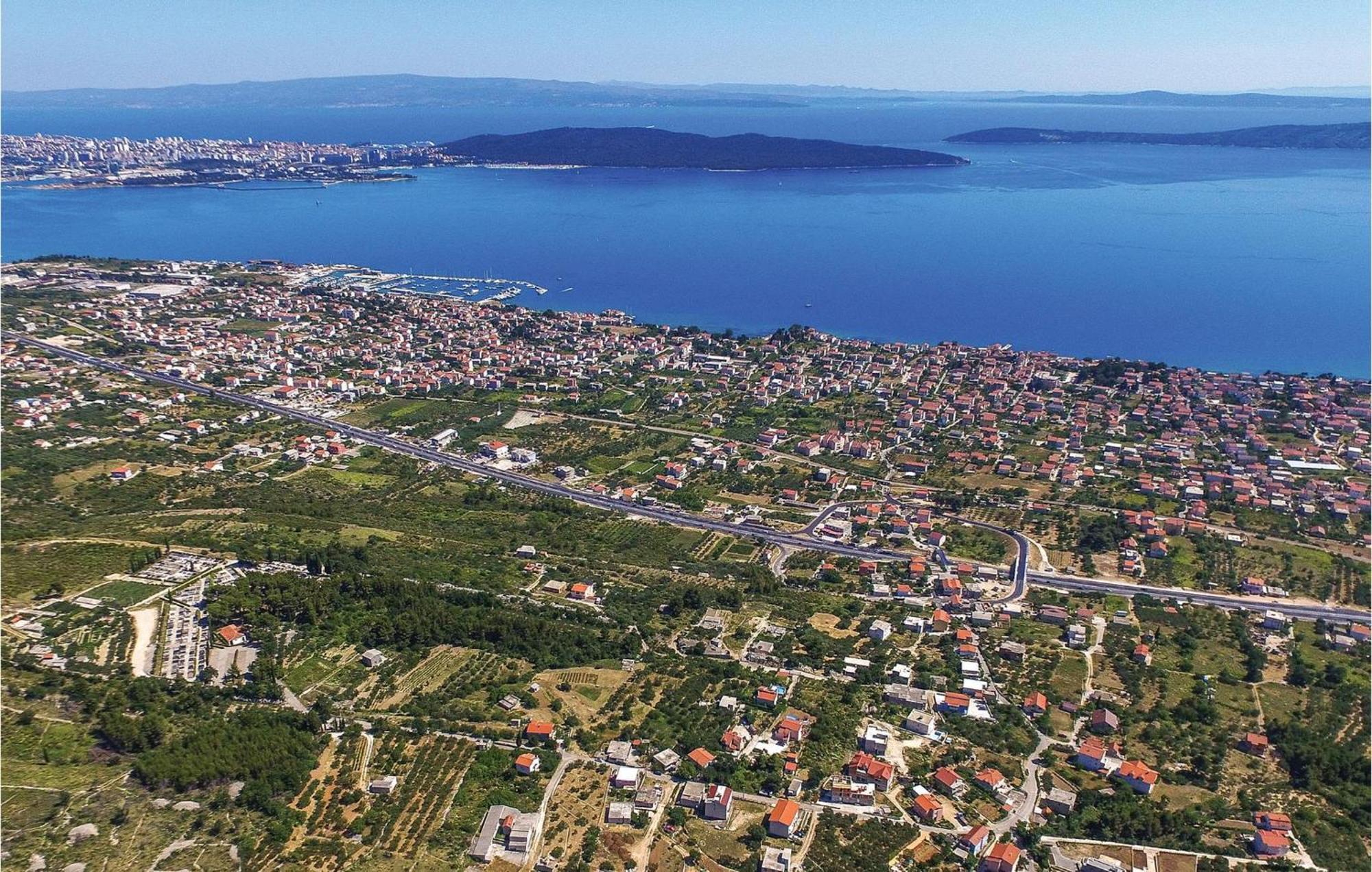 2 Bedroom Stunning Apartment In Kastel Kambelovac Kaštela Exteriör bild