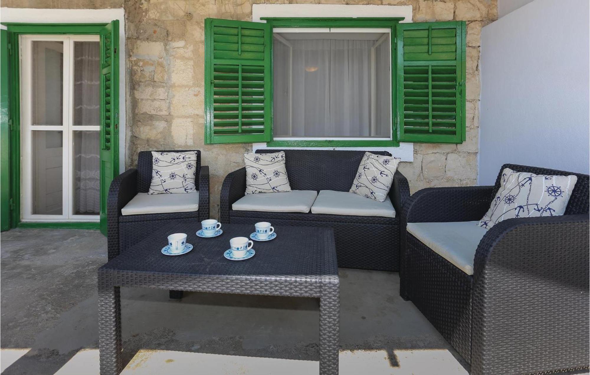 2 Bedroom Stunning Apartment In Kastel Kambelovac Kaštela Exteriör bild