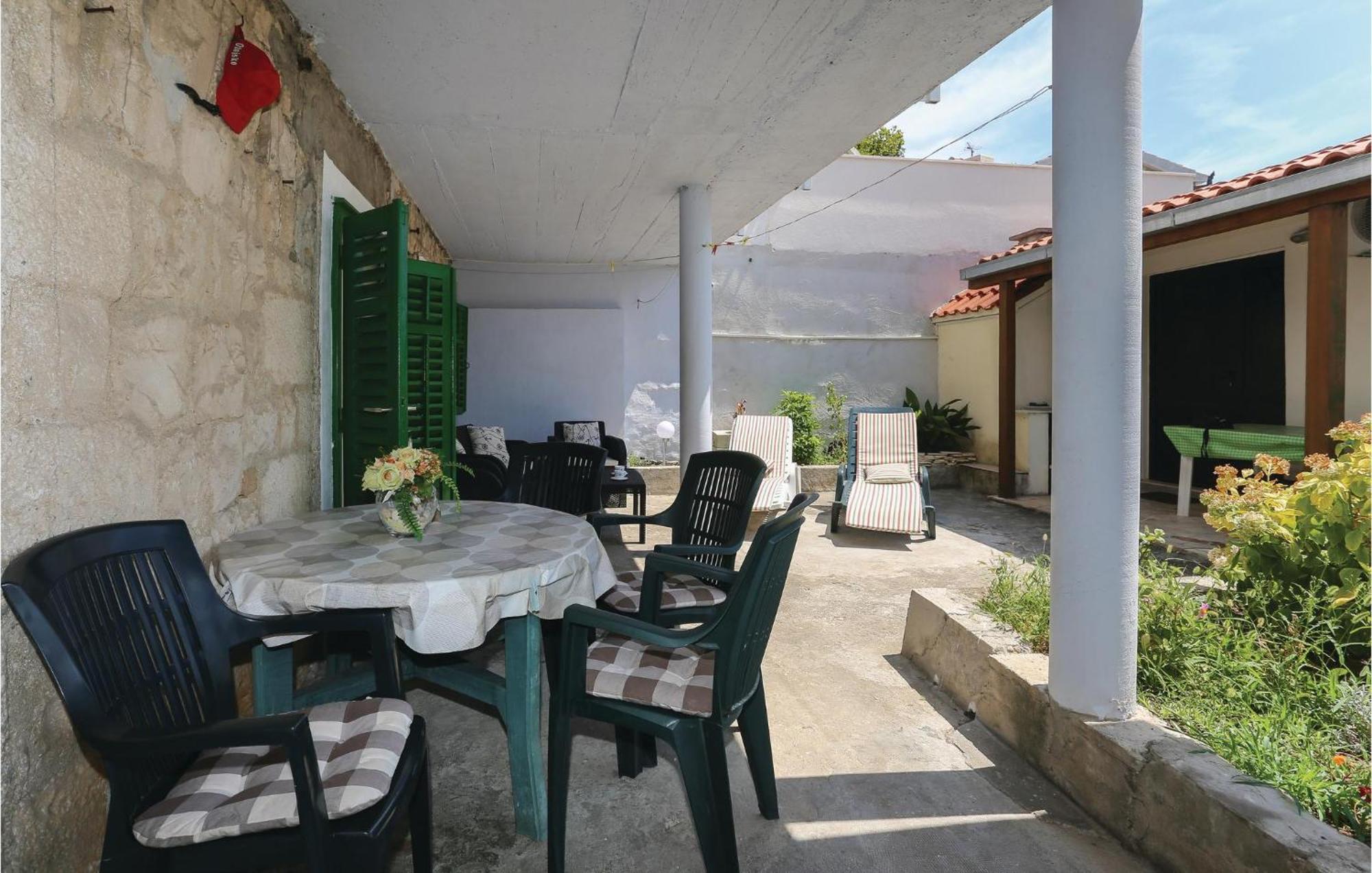 2 Bedroom Stunning Apartment In Kastel Kambelovac Kaštela Exteriör bild